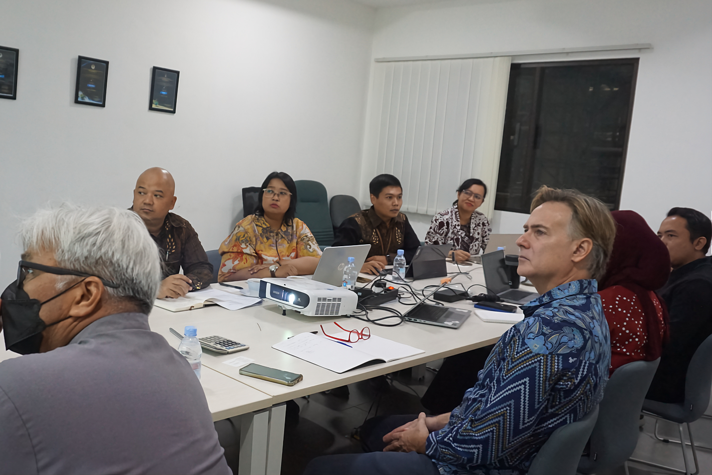 Dalam rangkaian kegiatan, KADI mengadakan diskusi dengan tim PT Younexa Inti Materials yang dipimpin oleh Presiden Direktur mengenai kondisi kinerja perusahaan dan industri frit nasional secara umum pasca pemberlakuan PMK BMAD Frit.