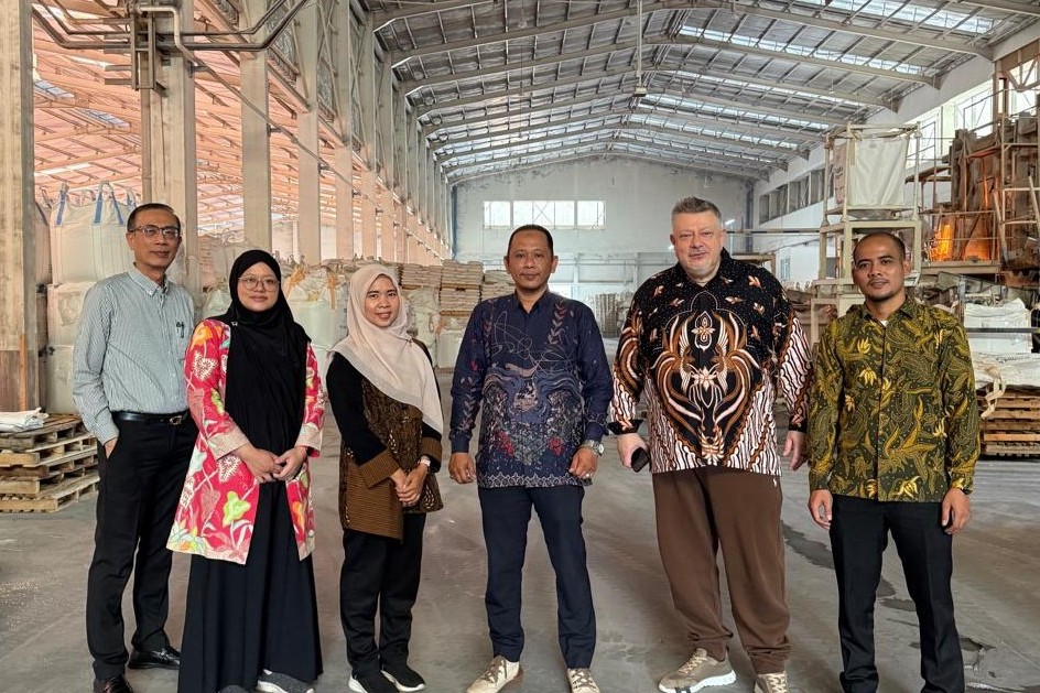 Selain diskusi, tim KADI juga melakukan kunjungan langsung ke fasilitas produksi Frit dan warehouse PT Colorobbia Indonesia.