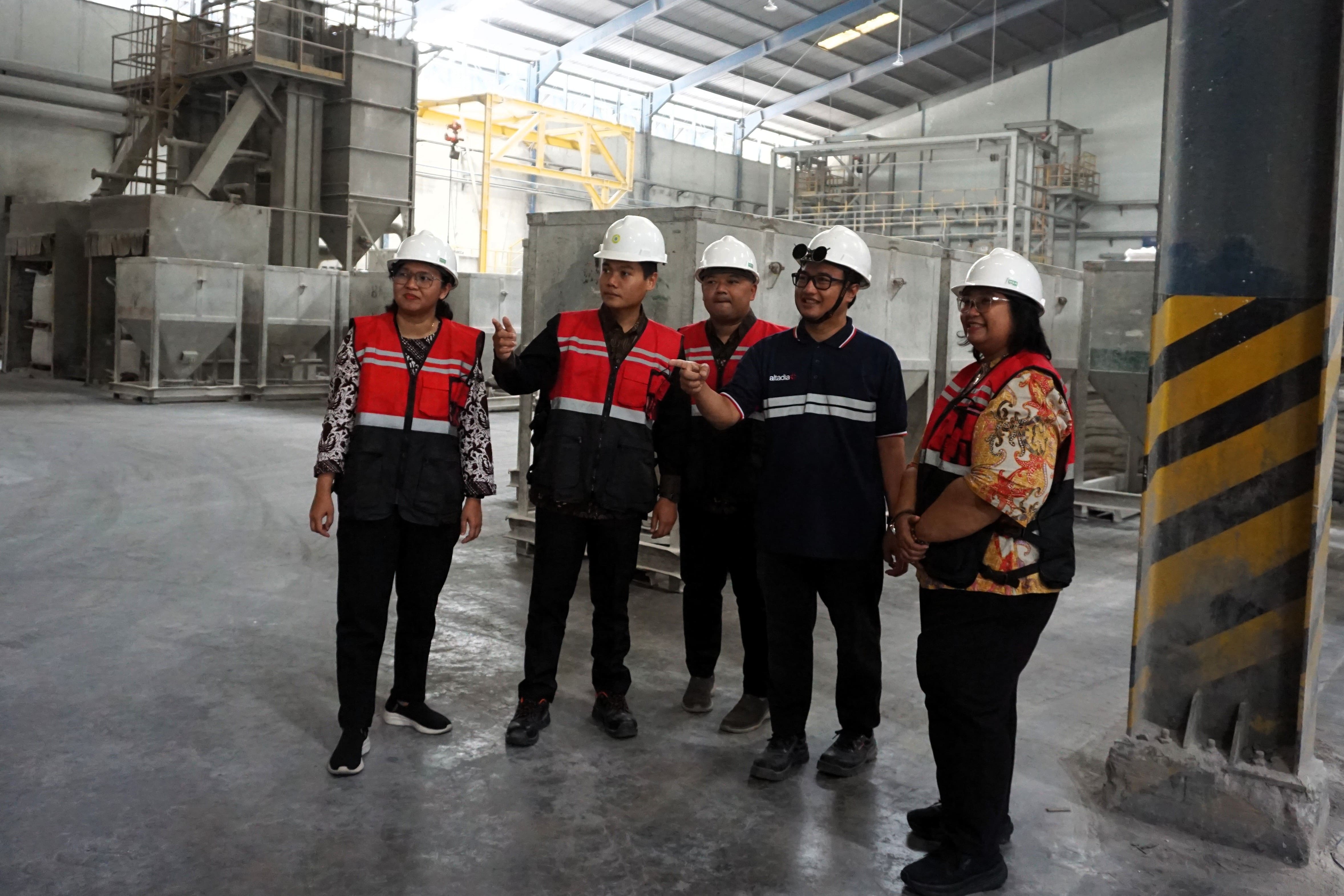 Selain diskusi, tim KADI juga melakukan kunjungan langsung ke fasilitas produksi Frit dan warehouse PT Younexa Inti Materials.