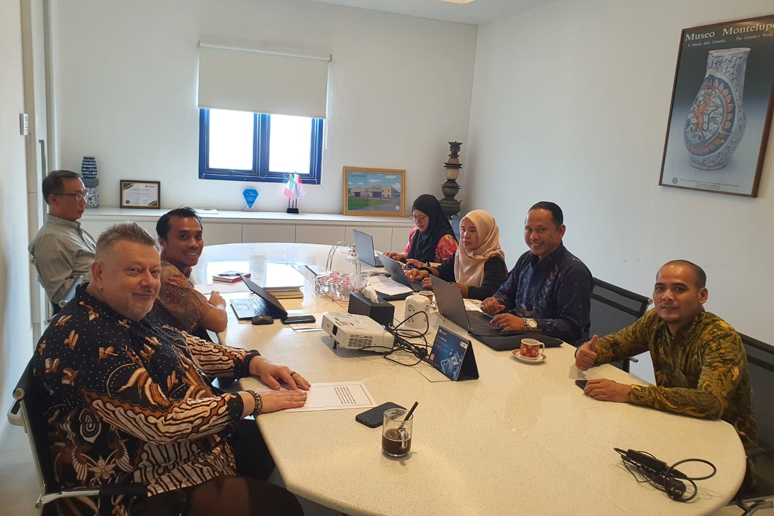 Dalam rangkaian kegiatan, KADI mengadakan diskusi dengan tim PT Colorobbia Indonesia yang dipimpin oleh Presiden Direktur mengenai kondisi kinerja perusahaan dan industri frit nasional secara umum pasca pemberlakuan PMK BMAD Frit. Turut hadir Chief Operating Officer dan Chief Financial Officer selama proses diskusi berlangsung.