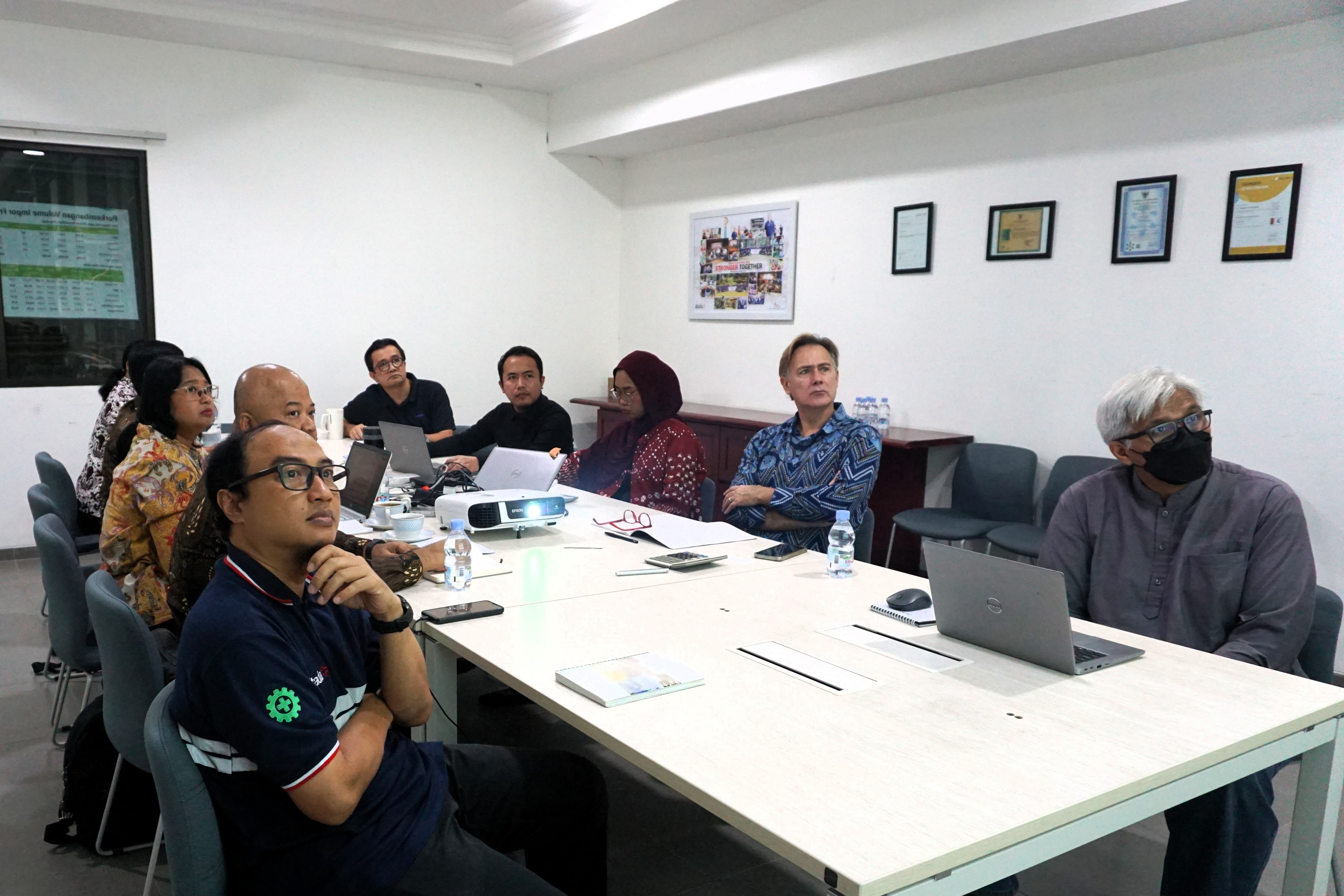 Turut hadir perwakilan dari Divisi Sales, Divisi Finance, Divisi Compliance, Divisi Supply Chain, dan Divisi Operation selama proses diskusi berlangsung.