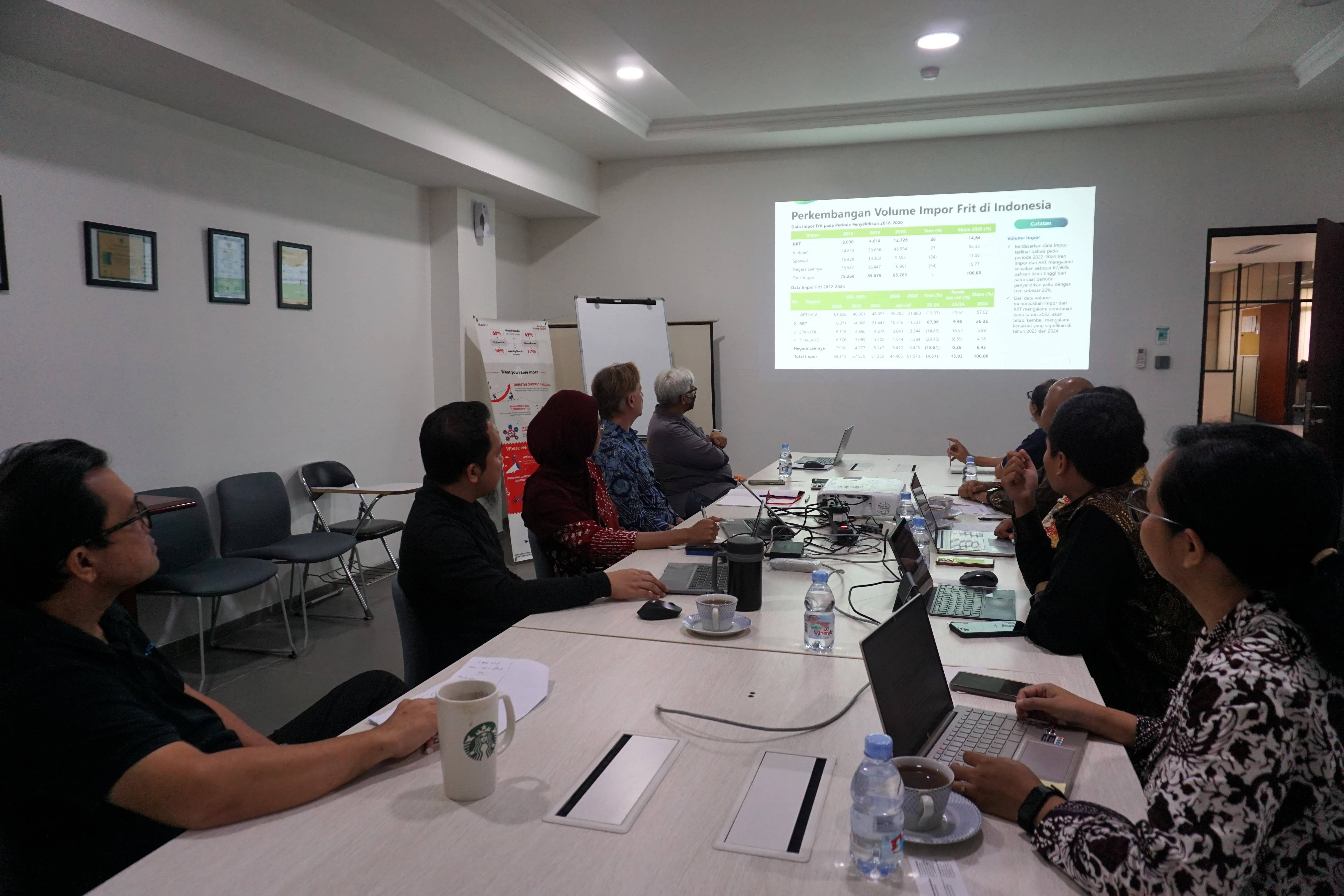 Kegiatan ini menjadi bagian dari upaya KADI dalam menilai efektivitas implementasi dari Peraturan Menteri Keuangan (PMK) Nomor 32 Tahun 2023 tentang Pengenaan Bea Masuk Antidumping (BMAD) terhadap impor produk Frit dan Glasir atau Preparat Semacam Itu Serta Frit Kaca dan Kaca Lainnya (Frit) dari Republik Rakyat Tiongkok (RRT) yang telah berlaku sejak 10 April 2023.